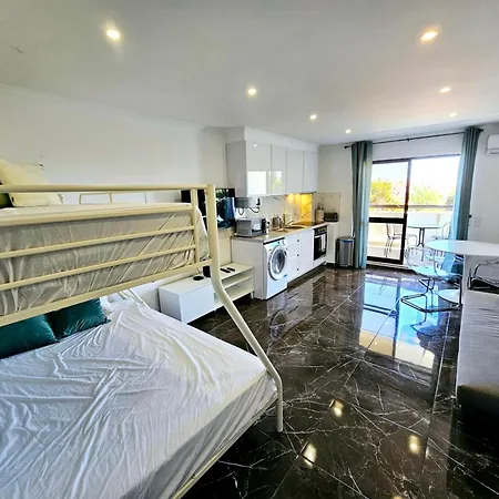 Vilanova, T0 - Modern Flat At Oura On The Strip With Balcony With View To The Pool, Pool Access, Lift And Air Conditioning * אלבופיירה