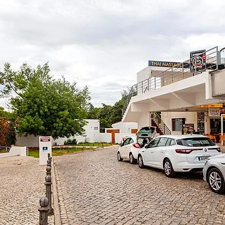 アパート Vilanova, T0 - Modern Flat At Oura On The Strip With Balcony With View To The Pool, Pool Access, Lift And Air Conditioning