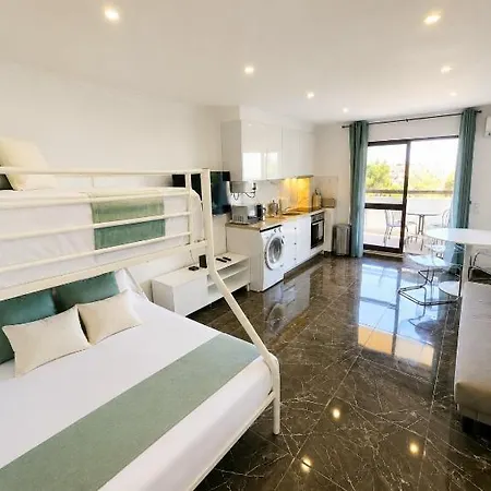 Vilanova, T0 - Modern Flat At Oura On The Strip With Balcony With View To The Pool, Pool Access, Lift And Air Conditioning *