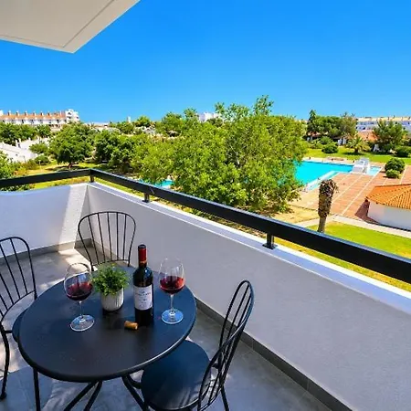 Vilanova, T0 - Modern Flat At Oura On The Strip With Balcony With View To The Pool, Pool Access, Lift And Air Conditioning *