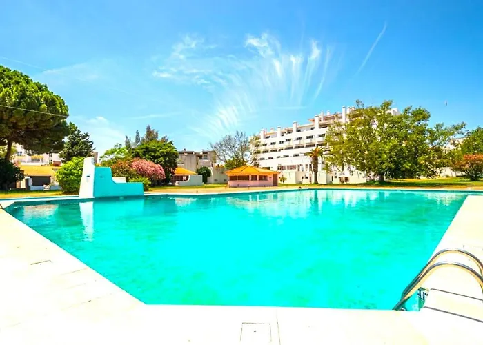 Apartment Vilanova, T0 - Modern Flat At Oura On The Strip With Balcony With View To The Pool, Pool Access, Lift And Air Conditioning