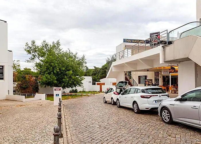 Apartment Vilanova, T0 - Modern Flat At Oura On The Strip With Balcony With View To The Pool, Pool Access, Lift And Air Conditioning