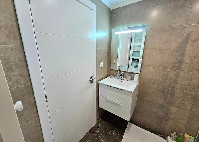 Vilanova, T0 - Modern Flat At Oura On The Strip With Balcony With View To The Pool, Pool Access, Lift And Air Conditioning