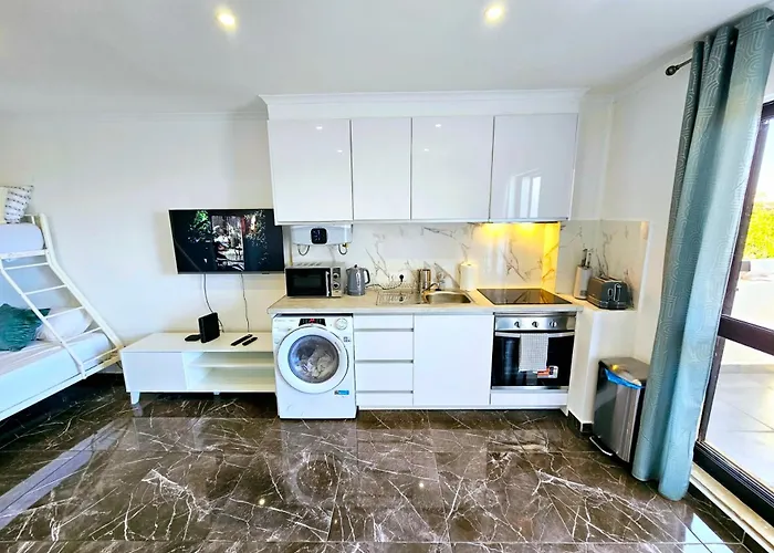 アパート Vilanova, T0 - Modern Flat At Oura On The Strip With Balcony With View To The Pool, Pool Access, Lift And Air Conditioning