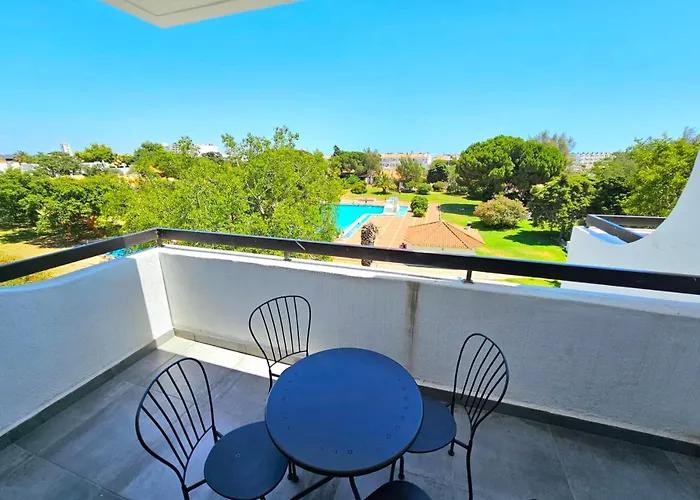 アパート Vilanova, T0 - Modern Flat At Oura On The Strip With Balcony With View To The Pool, Pool Access, Lift And Air Conditioning アルブフェイラ