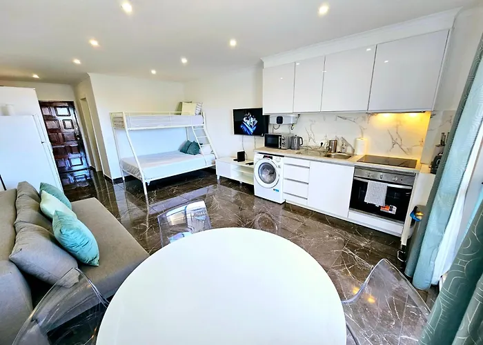 Vilanova, T0 - Modern Flat At Oura On The Strip With Balcony With View To The Pool, Pool Access, Lift And Air Conditioning