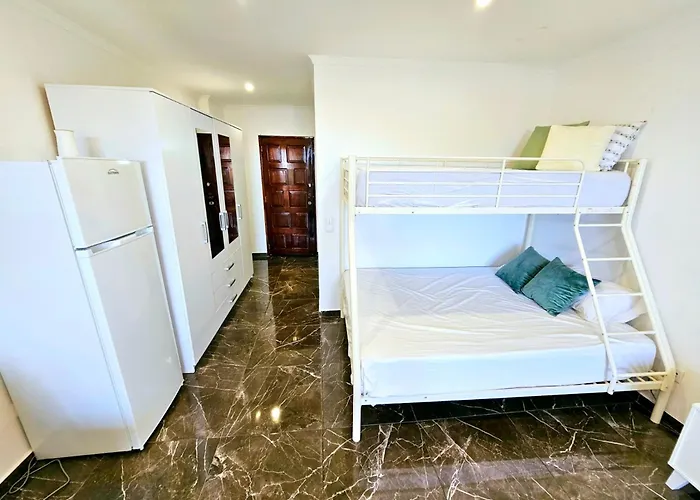 アパート Vilanova, T0 - Modern Flat At Oura On The Strip With Balcony With View To The Pool, Pool Access, Lift And Air Conditioning アルブフェイラ