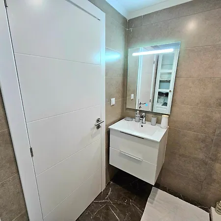 Vilanova, T0 - Modern Flat At Oura On The Strip With Balcony With View To The Pool, Pool Access, Lift And Air Conditioning